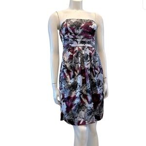 RW&CO pretty floral strapless dress. Tie waist. Side zipper. Pockets. EEUC